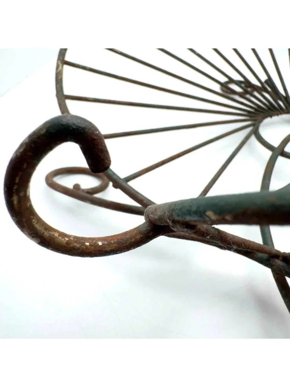 Mid Century Modern Brass Butterfly Wire Rack Curved Vintage Design Fruit Decor